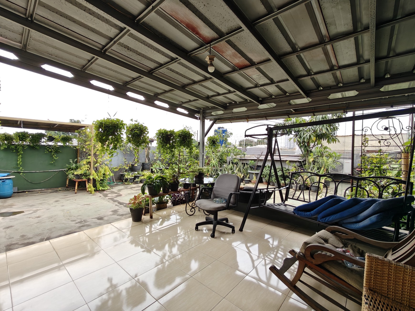 Rumah Asri Siap huni dengan Roof top 1 lantai bisa untuk tempat tinggal atau dibuat kosan area Pejaten barat. 