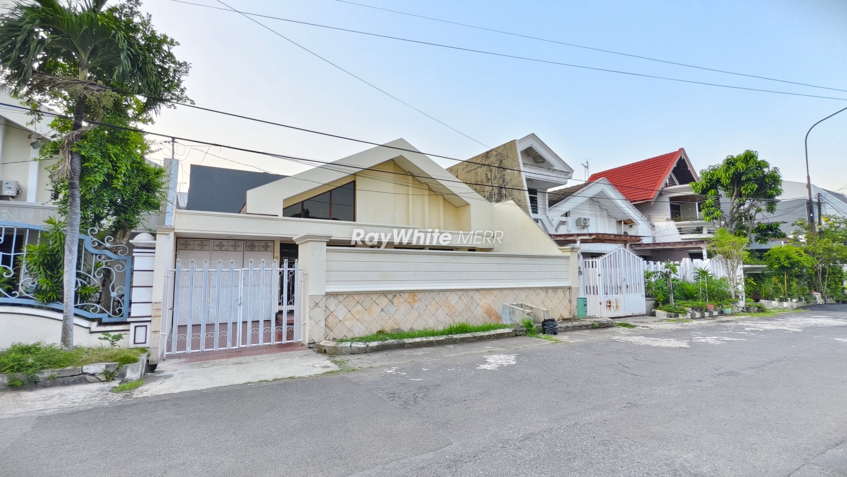Dijual Rumah Jalan Lebar di Kertajaya Indah Timur - Siap Huni & SHM