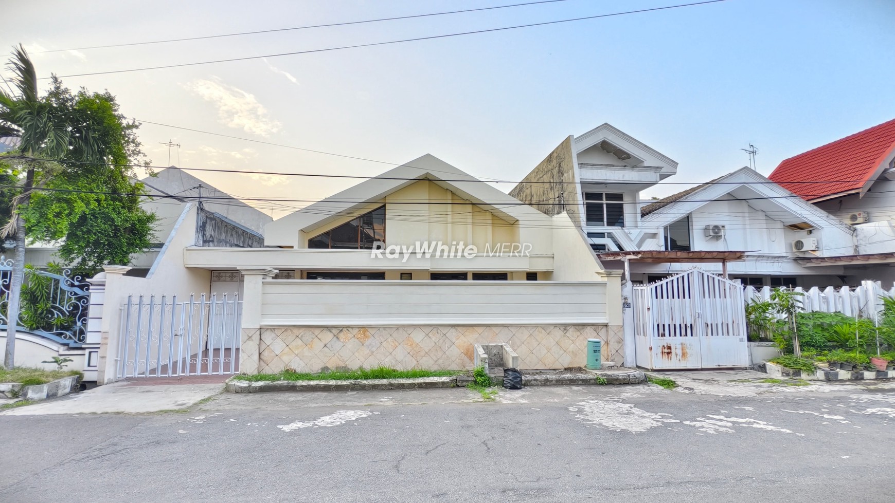 Dijual Rumah Jalan Lebar di Kertajaya Indah Timur - Siap Huni & SHM