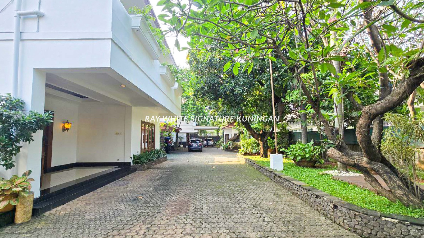 Rumah Mewah 2 Kavling Lokasi Prime di Jl Sisingamangaraja Kebayoran Baru