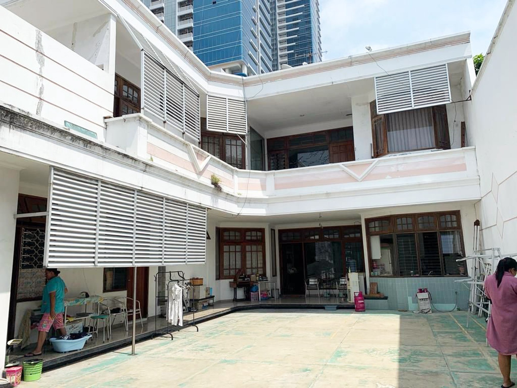 Rumah di Dharmahusada Indah Surabaya Timur, 2 Lantai, Siap Huni