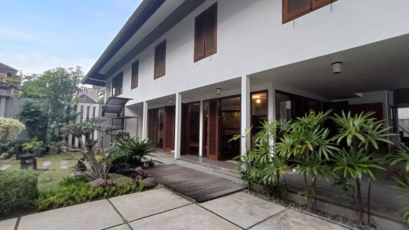 Dijual Rumah Bergaya Vintage Furnished di Sukamulya Bandung