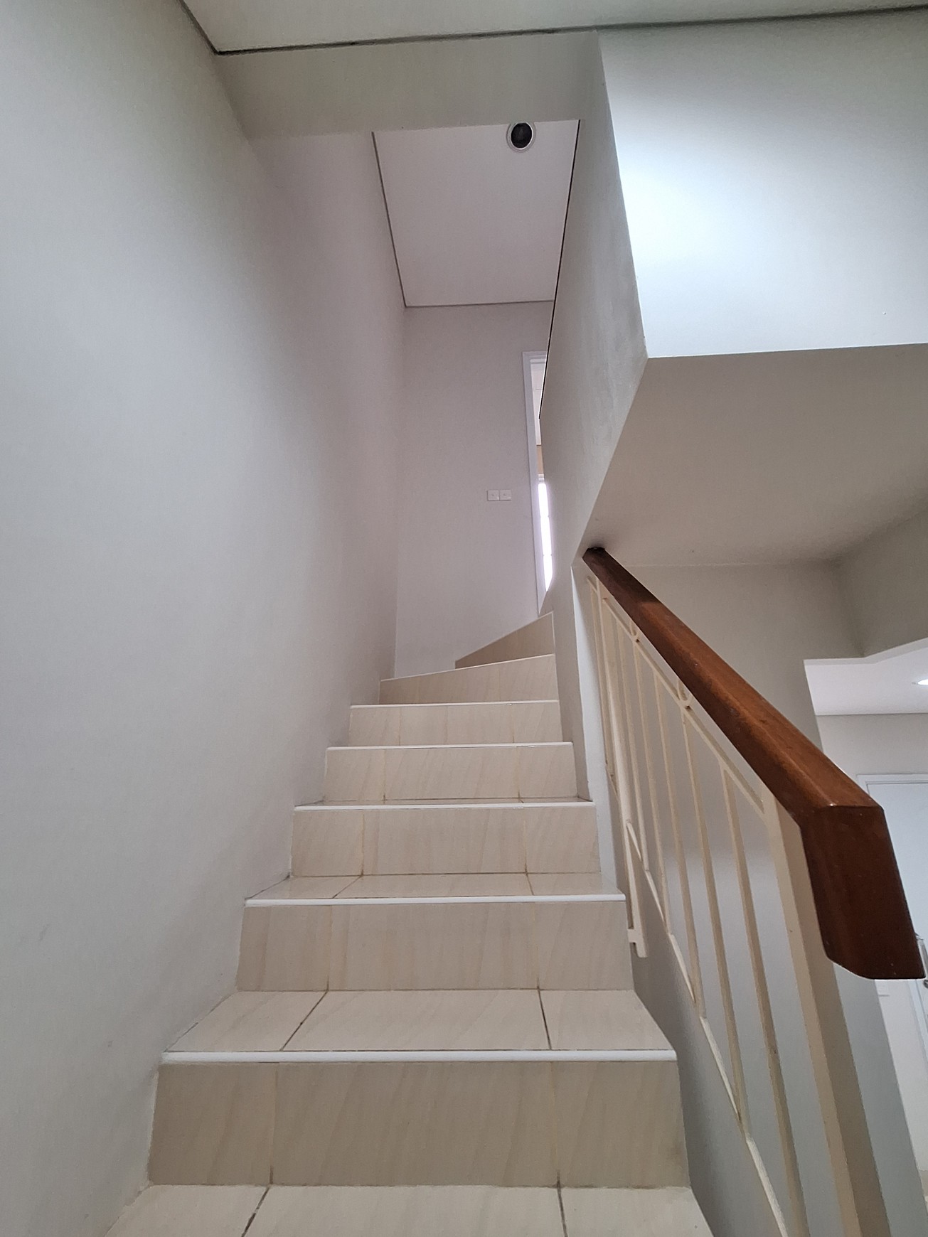 Disewa Rumah Minimalis 2 Lantai Vanya Park Azura BSD, Bebas Banjir