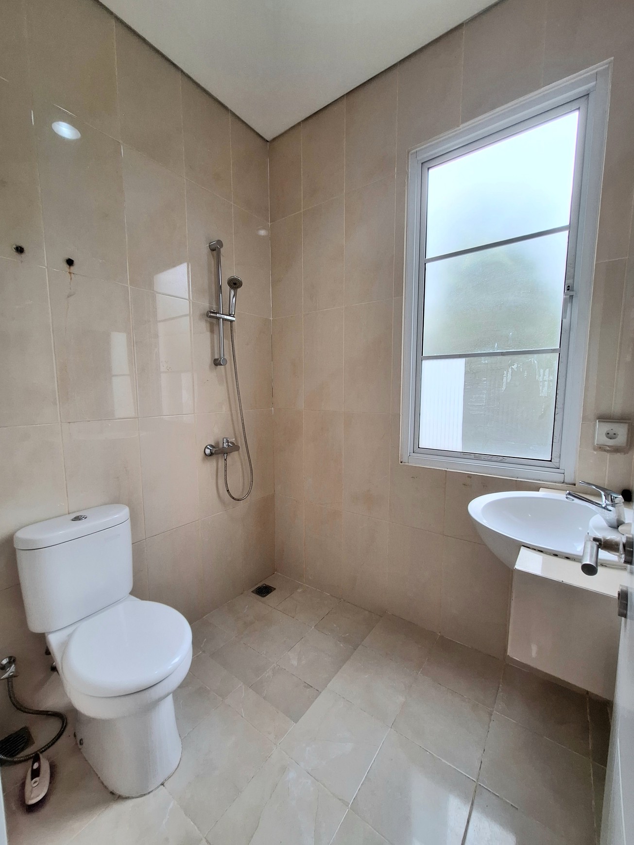 Disewa Rumah Minimalis 2 Lantai Vanya Park Azura BSD, Bebas Banjir