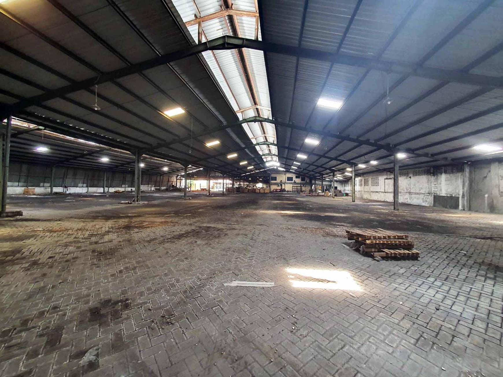Tanah Industri/Ex. Gudang di Jl. Raya Tambak Langon, Area Padat Pergudangan, Luas tanah 10.870 m2