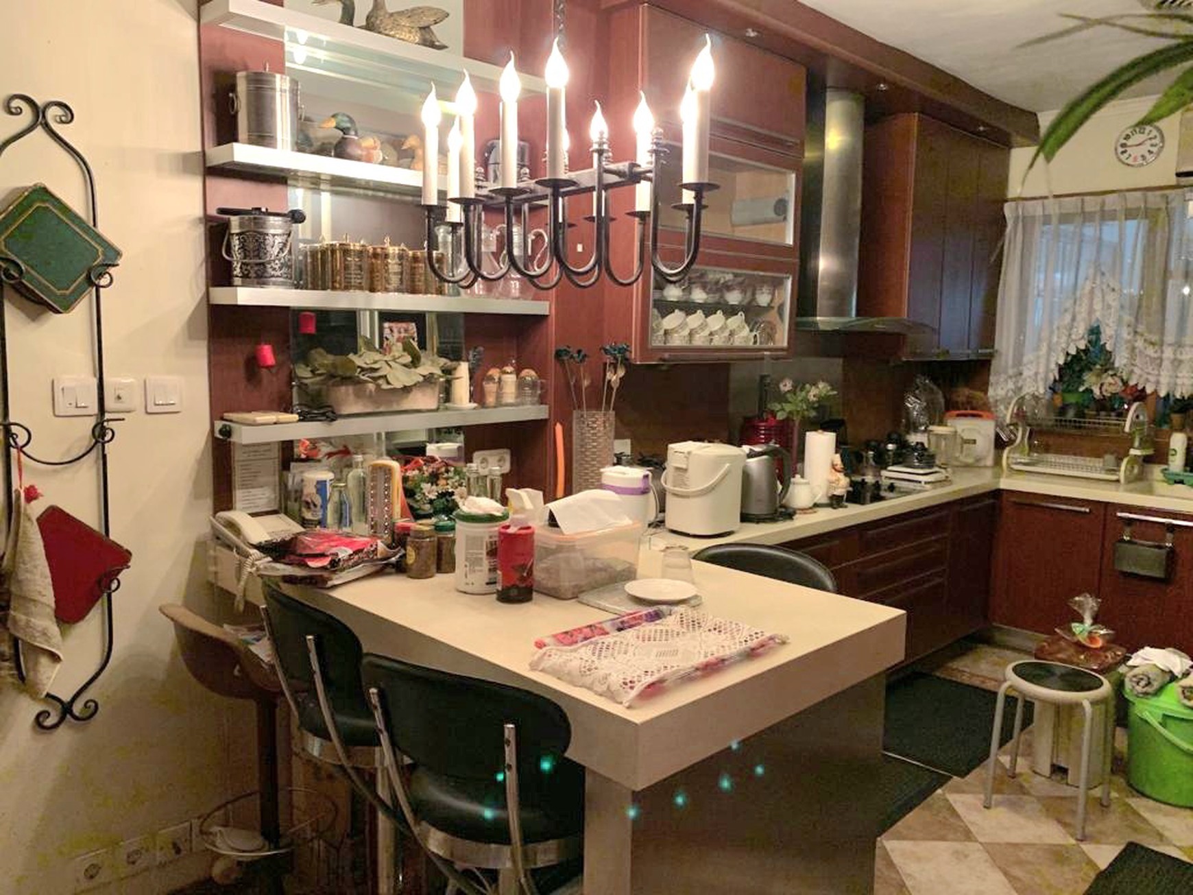 Pesona rumah lama yang elok. Teduh & nyaman di daerah elite Sutan Syahrir, Menteng. Luas 722 m2. Jalan depan rumah lebar.