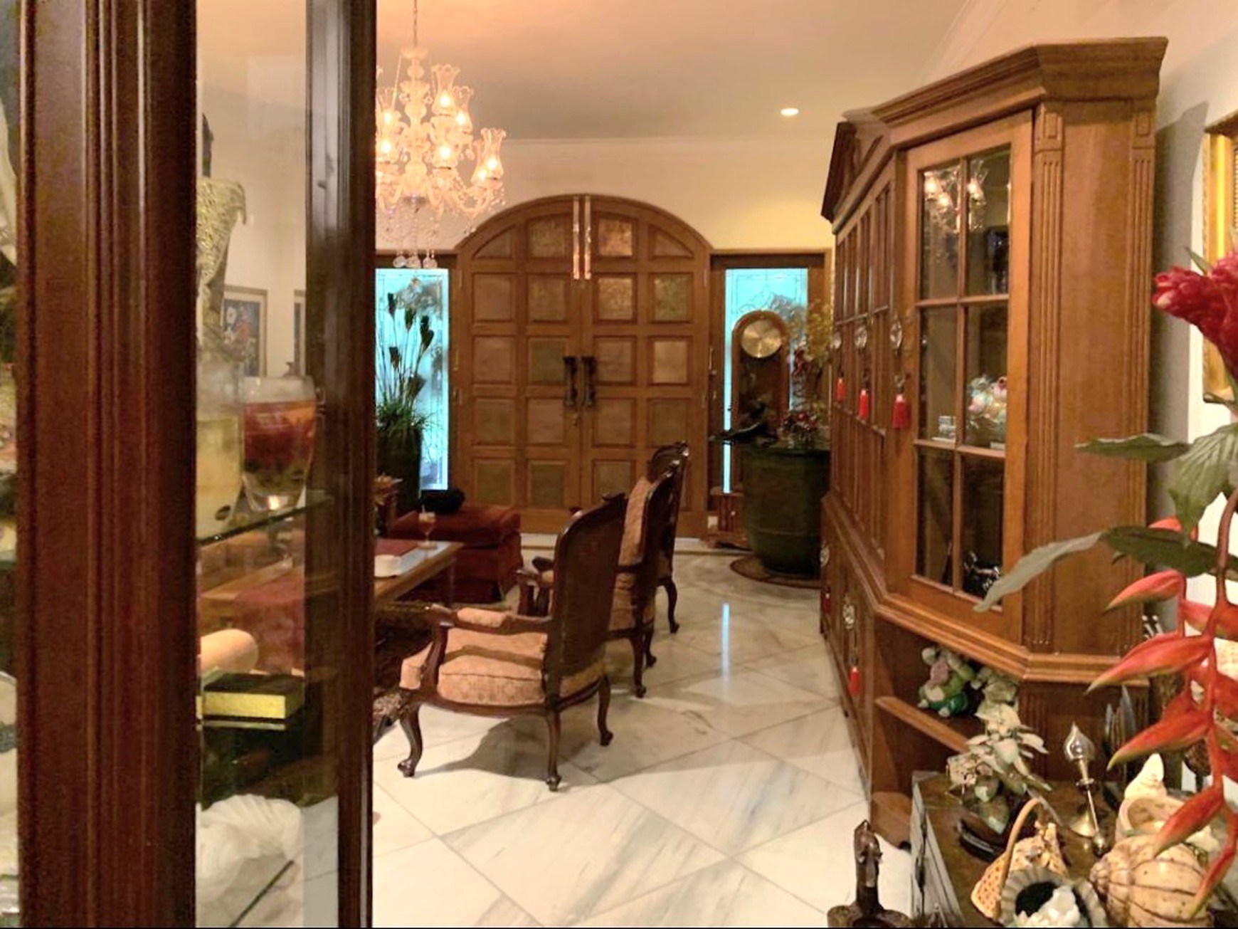 Pesona rumah lama yang elok. Teduh & nyaman di daerah elite Sutan Syahrir, Menteng. Luas 722 m2. Jalan depan rumah lebar.