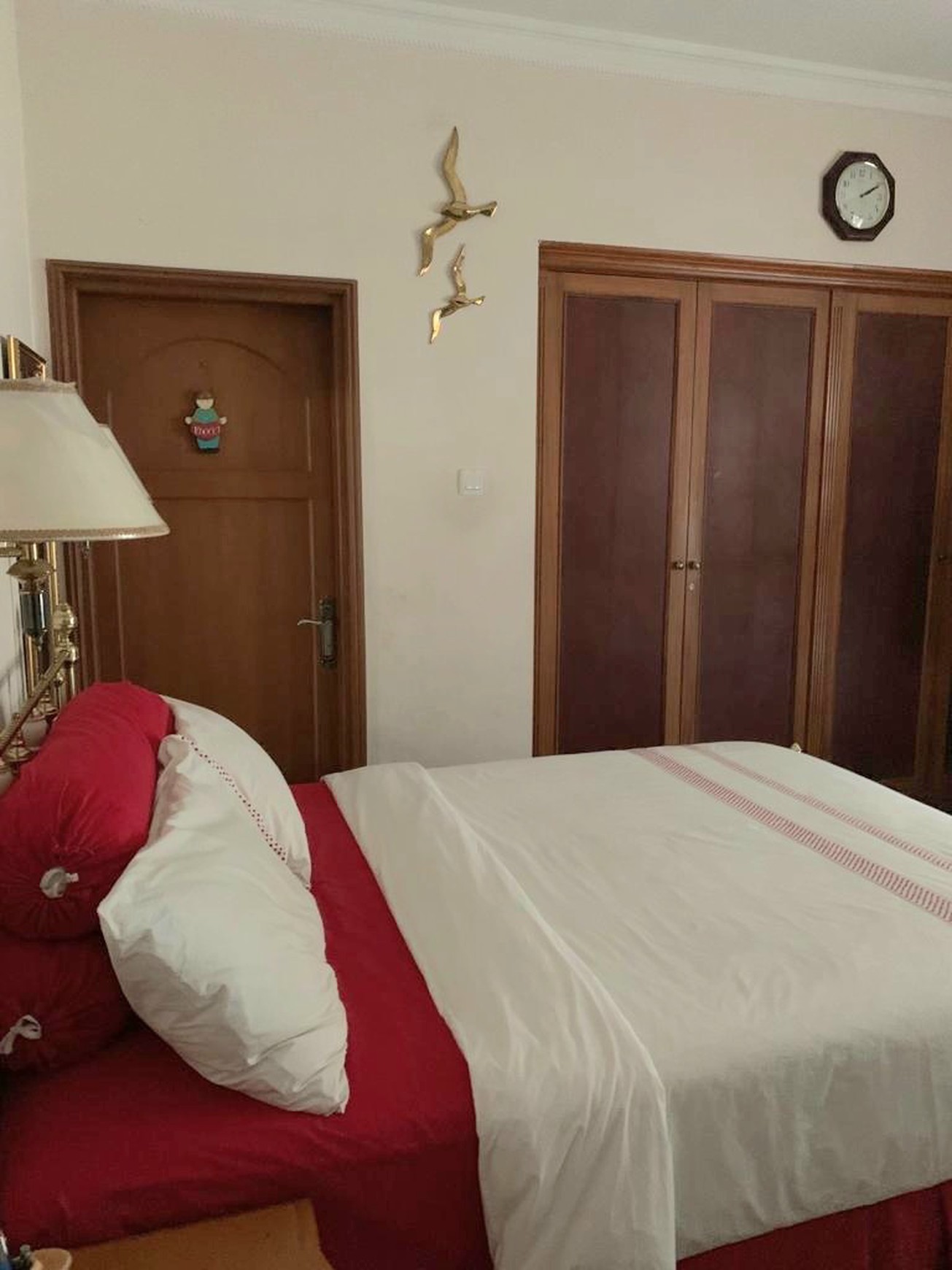Pesona rumah lama yang elok. Teduh & nyaman di daerah elite Sutan Syahrir, Menteng. Luas 722 m2. Jalan depan rumah lebar.