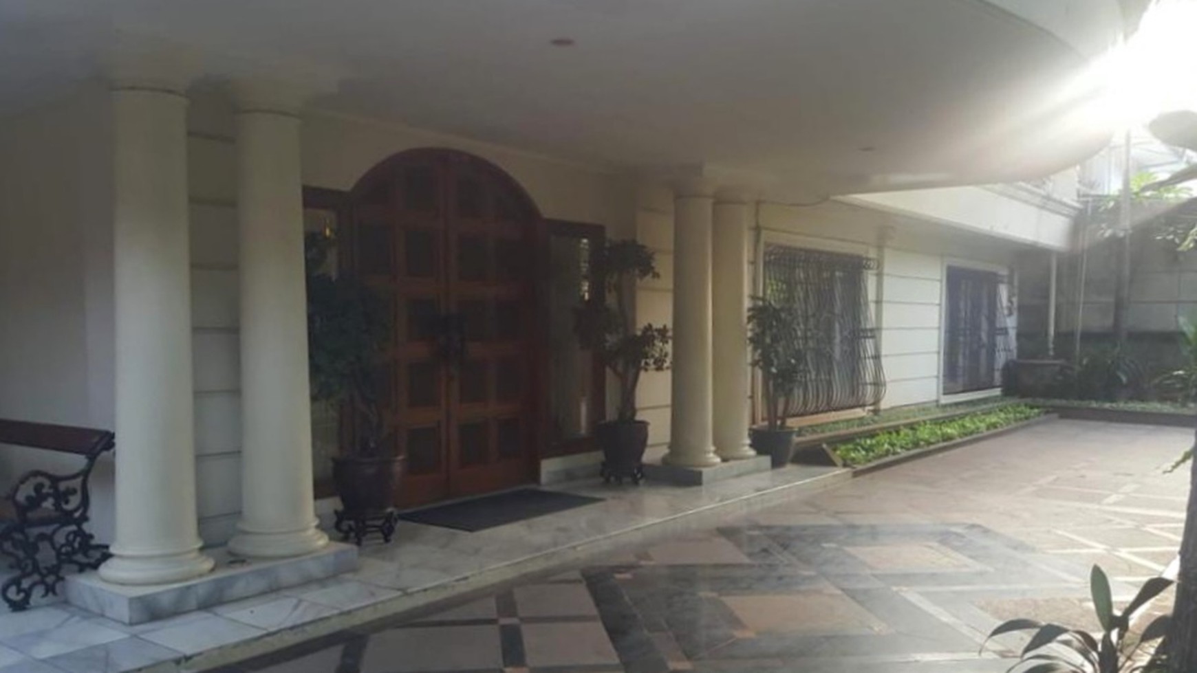 Pesona rumah lama yang elok. Teduh & nyaman di daerah elite Sutan Syahrir, Menteng. Luas 722 m2. Jalan depan rumah lebar.