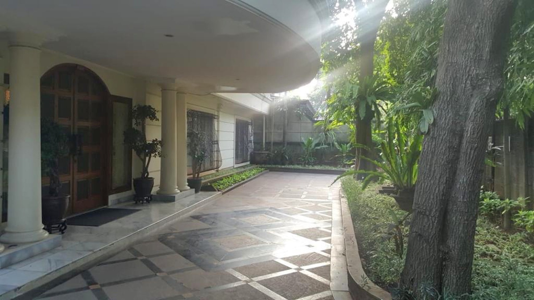 Pesona rumah lama yang elok. Teduh & nyaman di daerah elite Sutan Syahrir, Menteng. Luas 722 m2. Jalan depan rumah lebar.