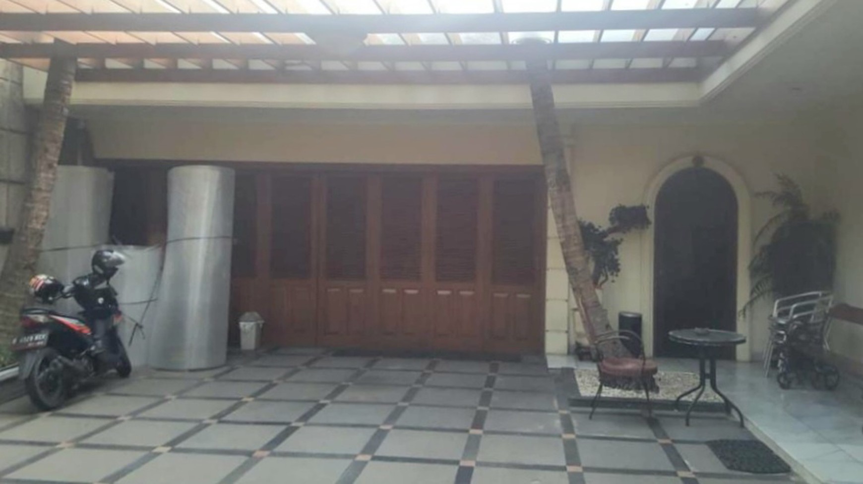Pesona rumah lama yang elok. Teduh & nyaman di daerah elite Sutan Syahrir, Menteng. Luas 722 m2. Jalan depan rumah lebar.