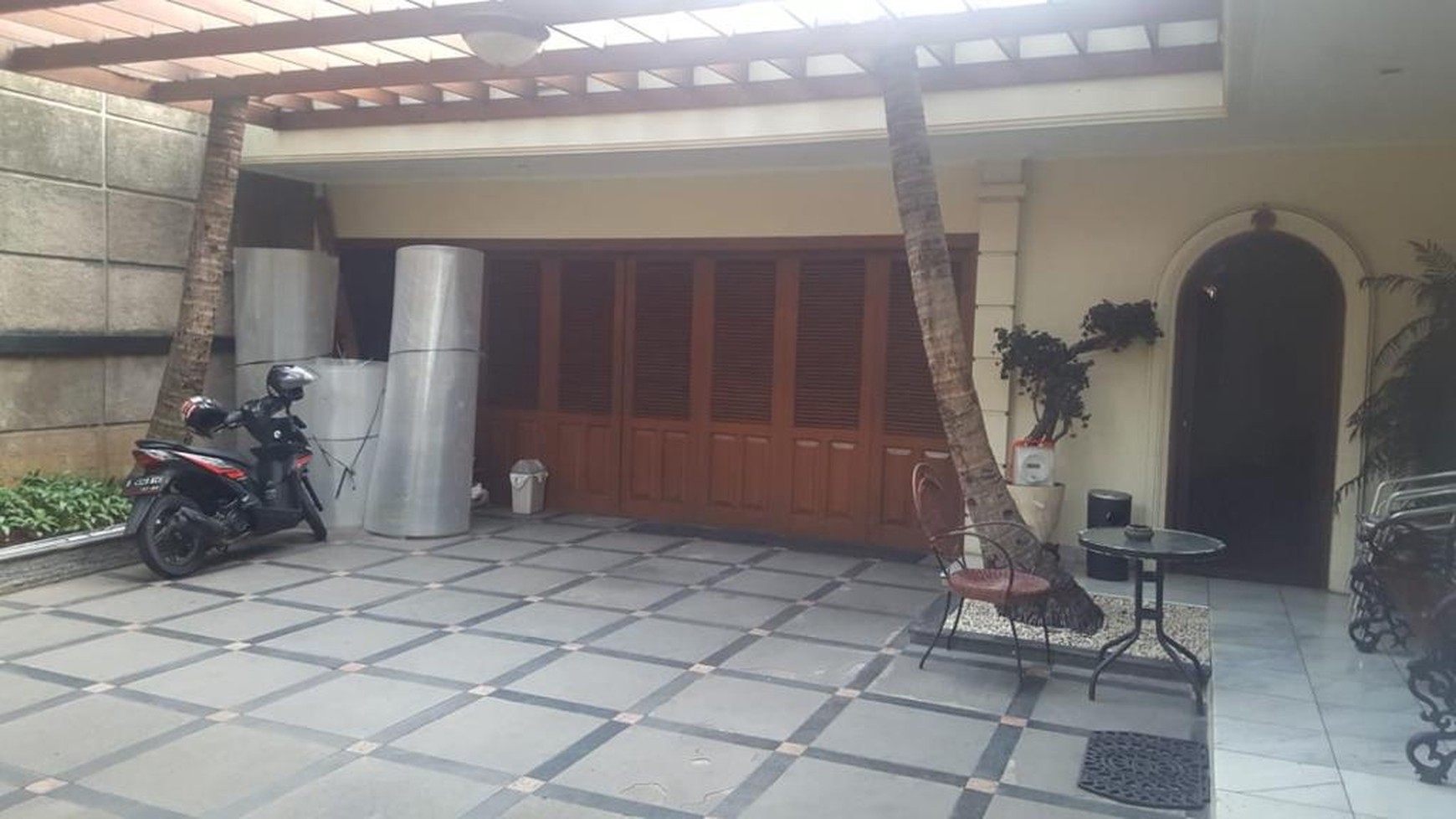 Pesona rumah lama yang elok. Teduh & nyaman di daerah elite Sutan Syahrir, Menteng. Luas 722 m2. Jalan depan rumah lebar.