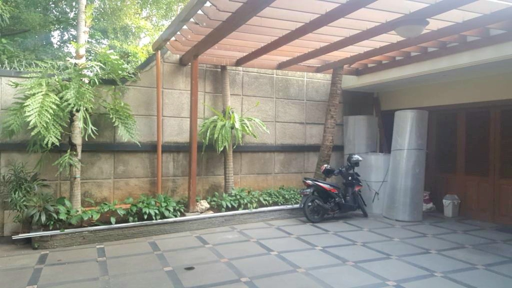 Pesona rumah lama yang elok. Teduh & nyaman di daerah elite Sutan Syahrir, Menteng. Luas 722 m2. Jalan depan rumah lebar.