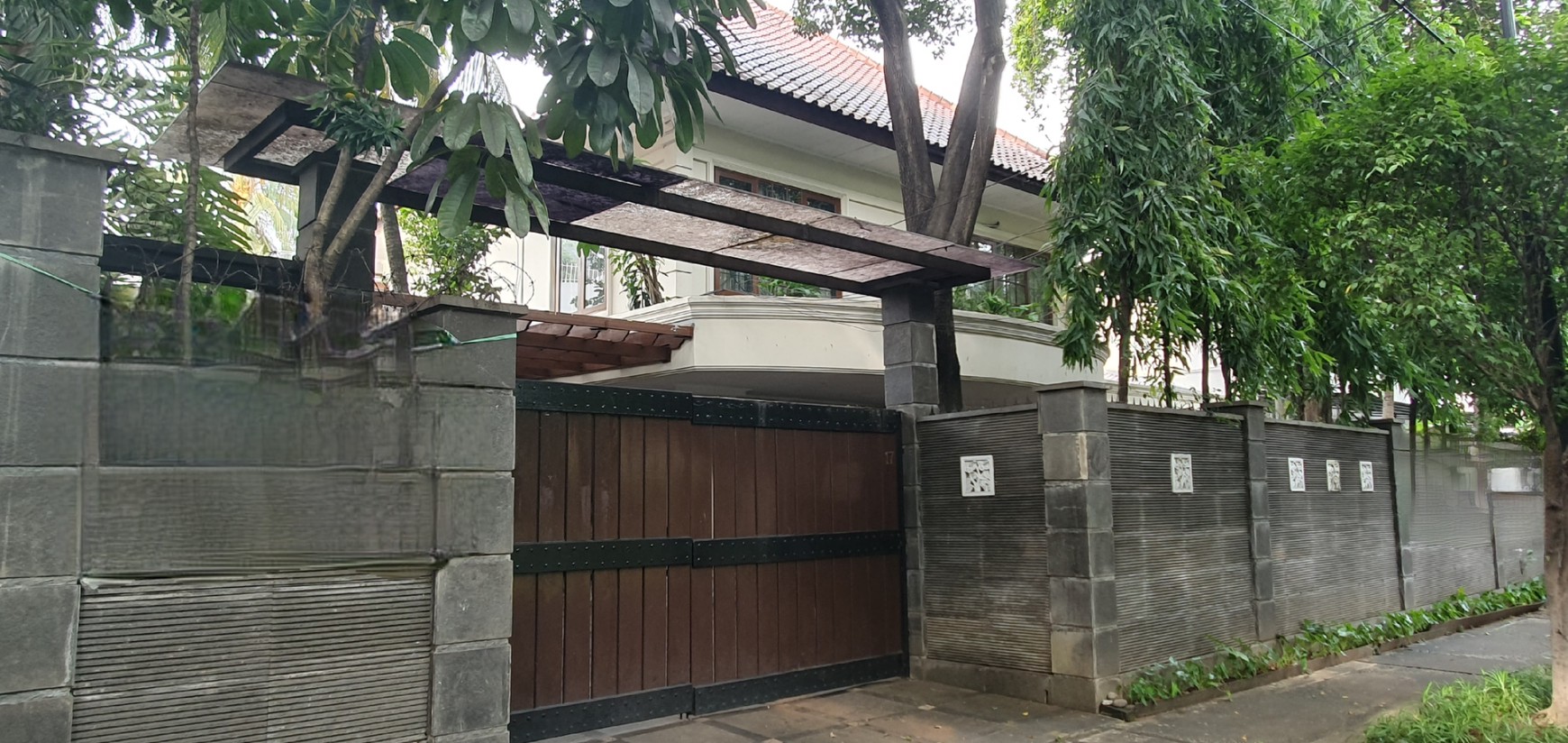 Pesona rumah lama yang elok. Teduh & nyaman di daerah elite Sutan Syahrir, Menteng. Luas 722 m2. Jalan depan rumah lebar.
