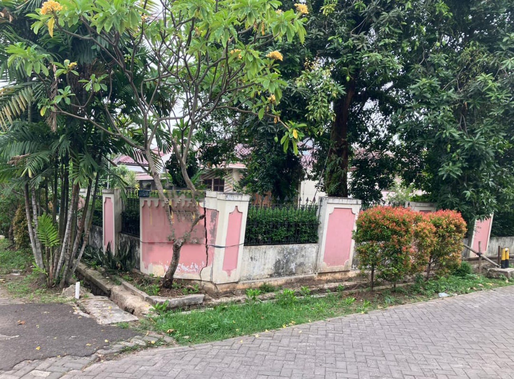 Dijual  Tanah hook + rumah tua layak Huni di komplek Pajak Juramangu