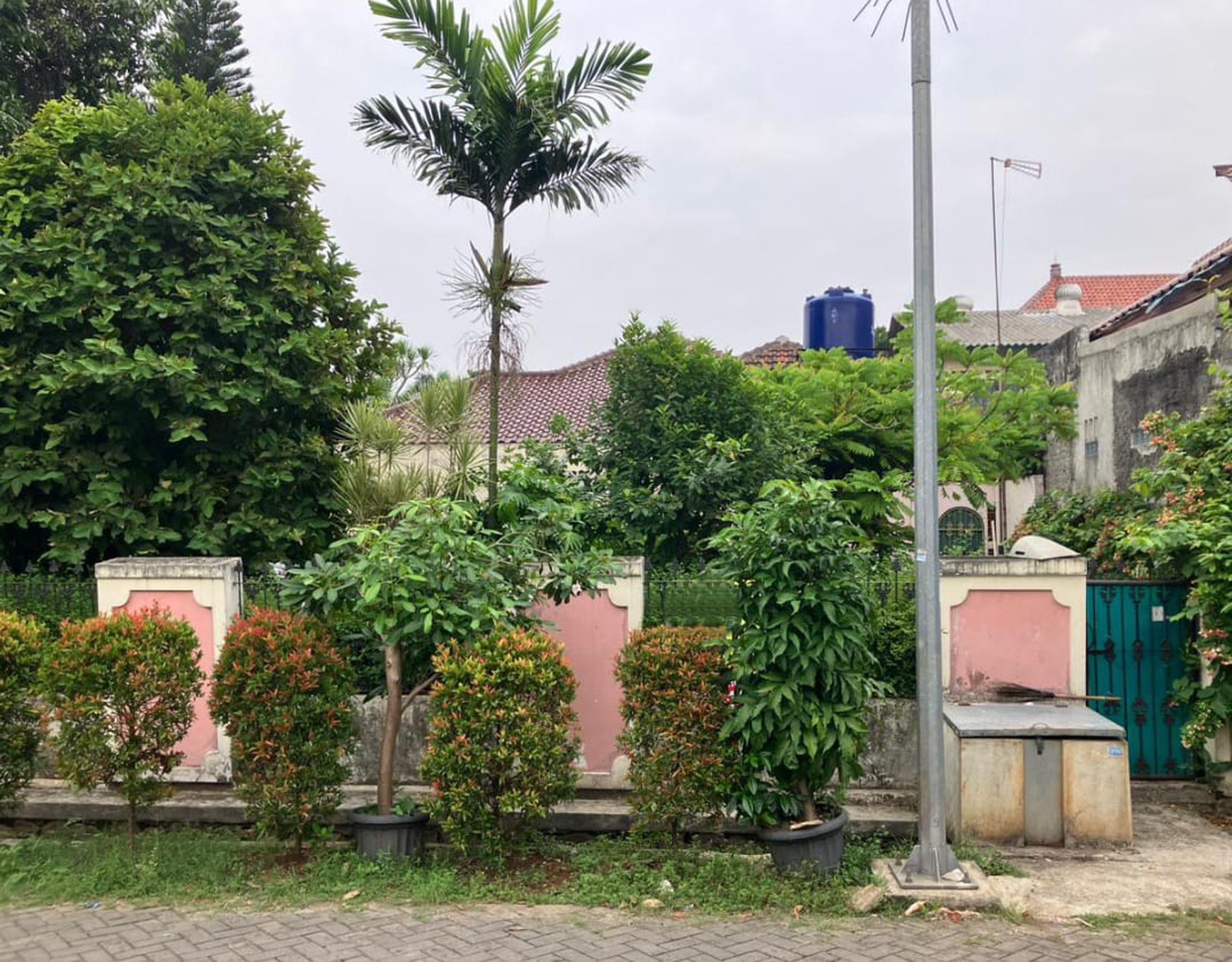 Dijual  Tanah hook + rumah tua layak Huni di komplek Pajak Juramangu