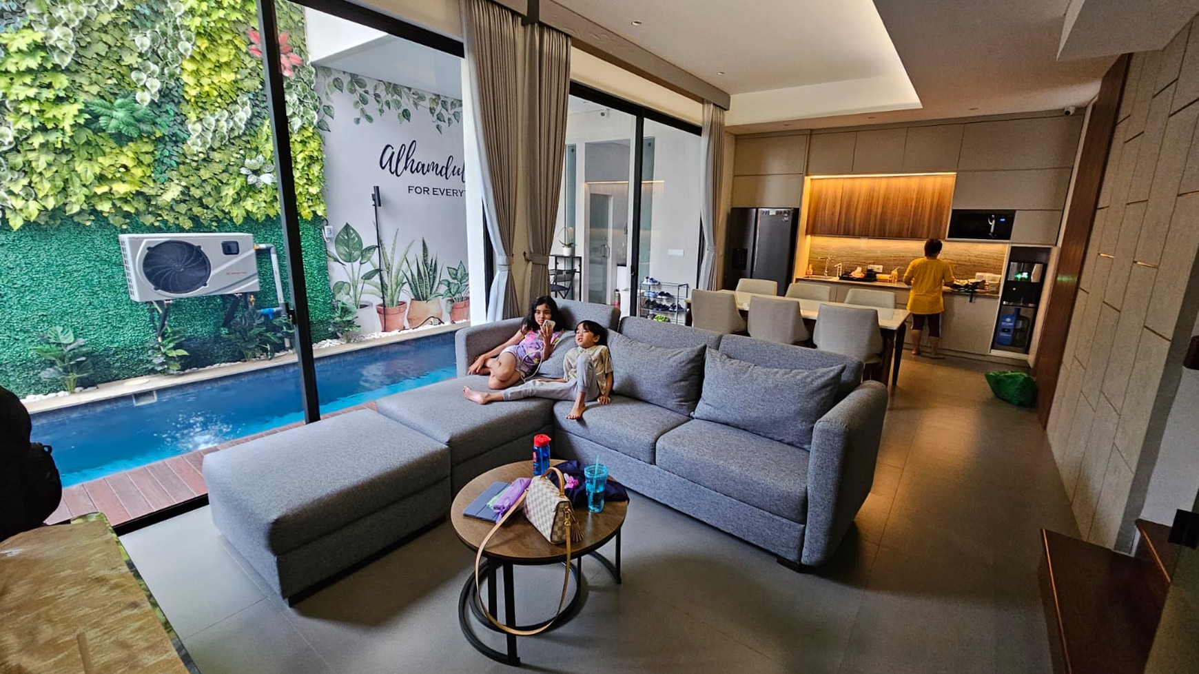 DISEWA RUMAH TOWN HOUSE -CILANDAK FULL FURNISHED & KOLAM RENANG.