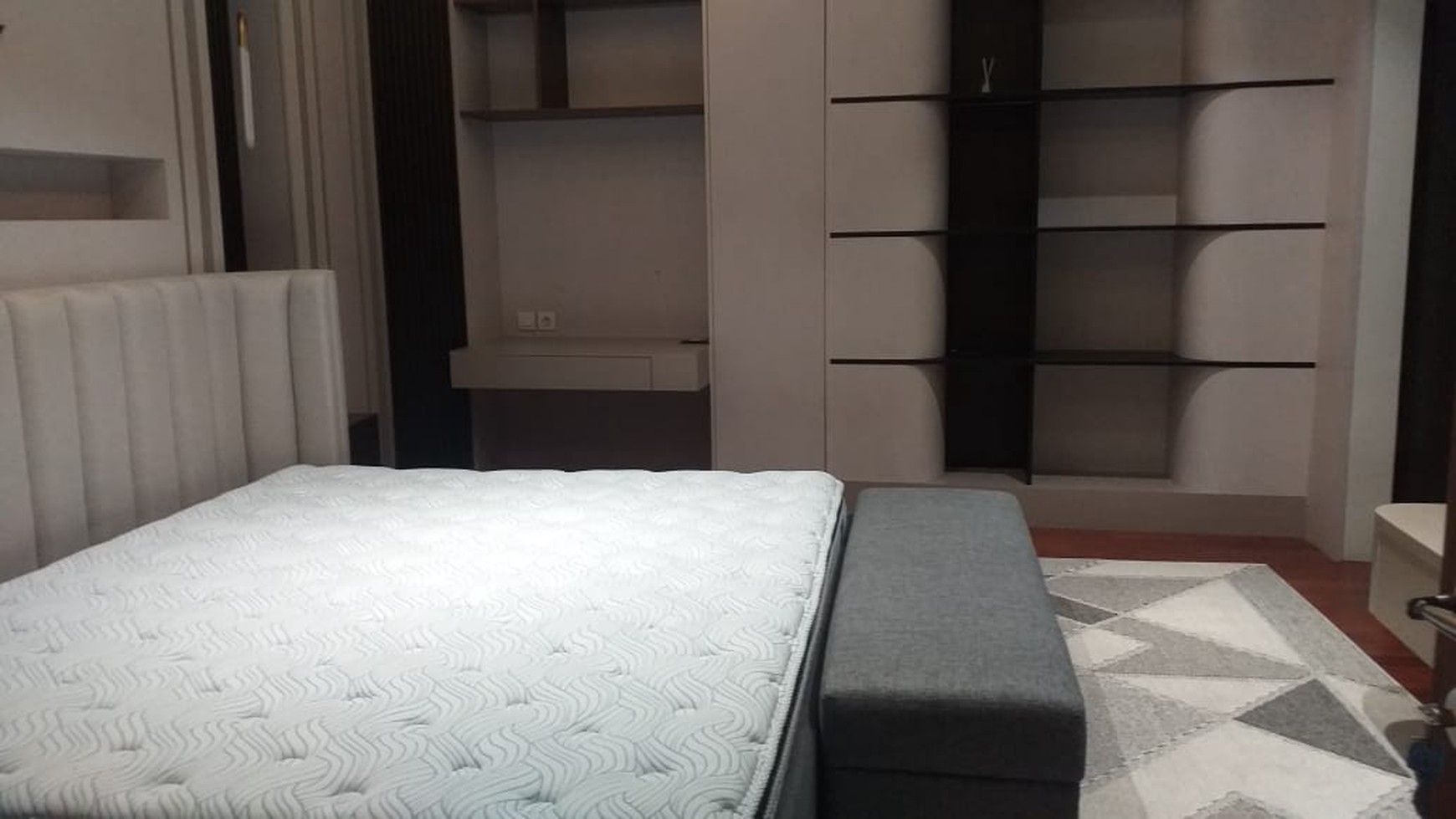 DISEWA RUMAH TOWN HOUSE -CILANDAK FULL FURNISHED & KOLAM RENANG.