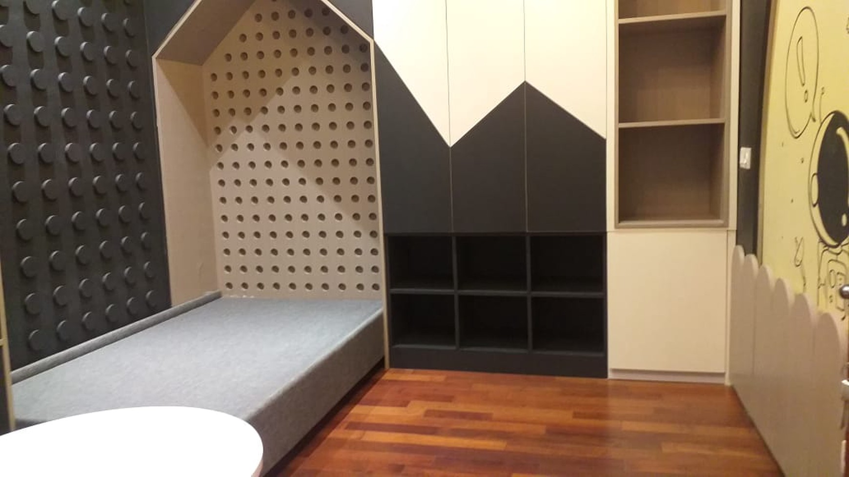 DISEWA RUMAH TOWN HOUSE -CILANDAK FULL FURNISHED & KOLAM RENANG.