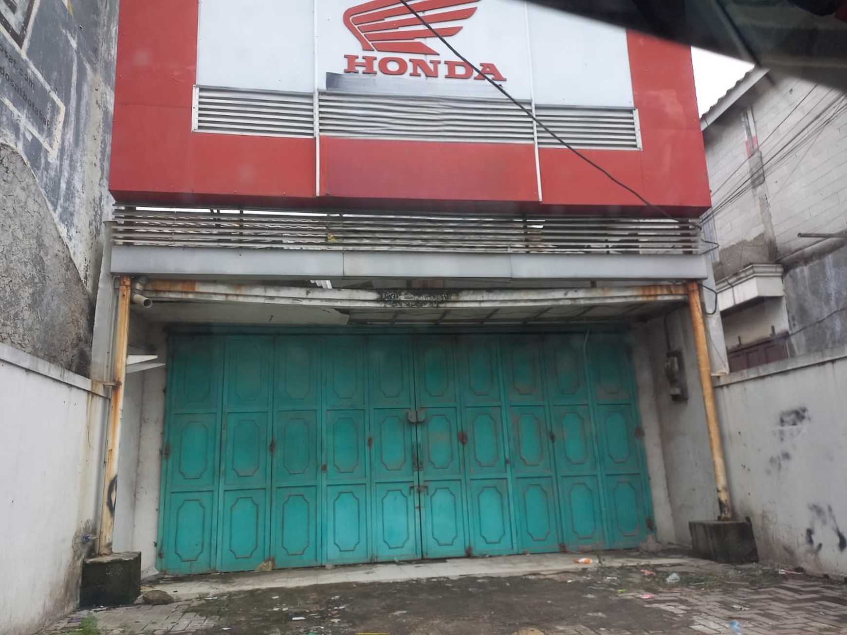 Ruko Pinggir Jalan Raya Lemah Abang - Lokasi Usaha Strategis Harga Terjangkau