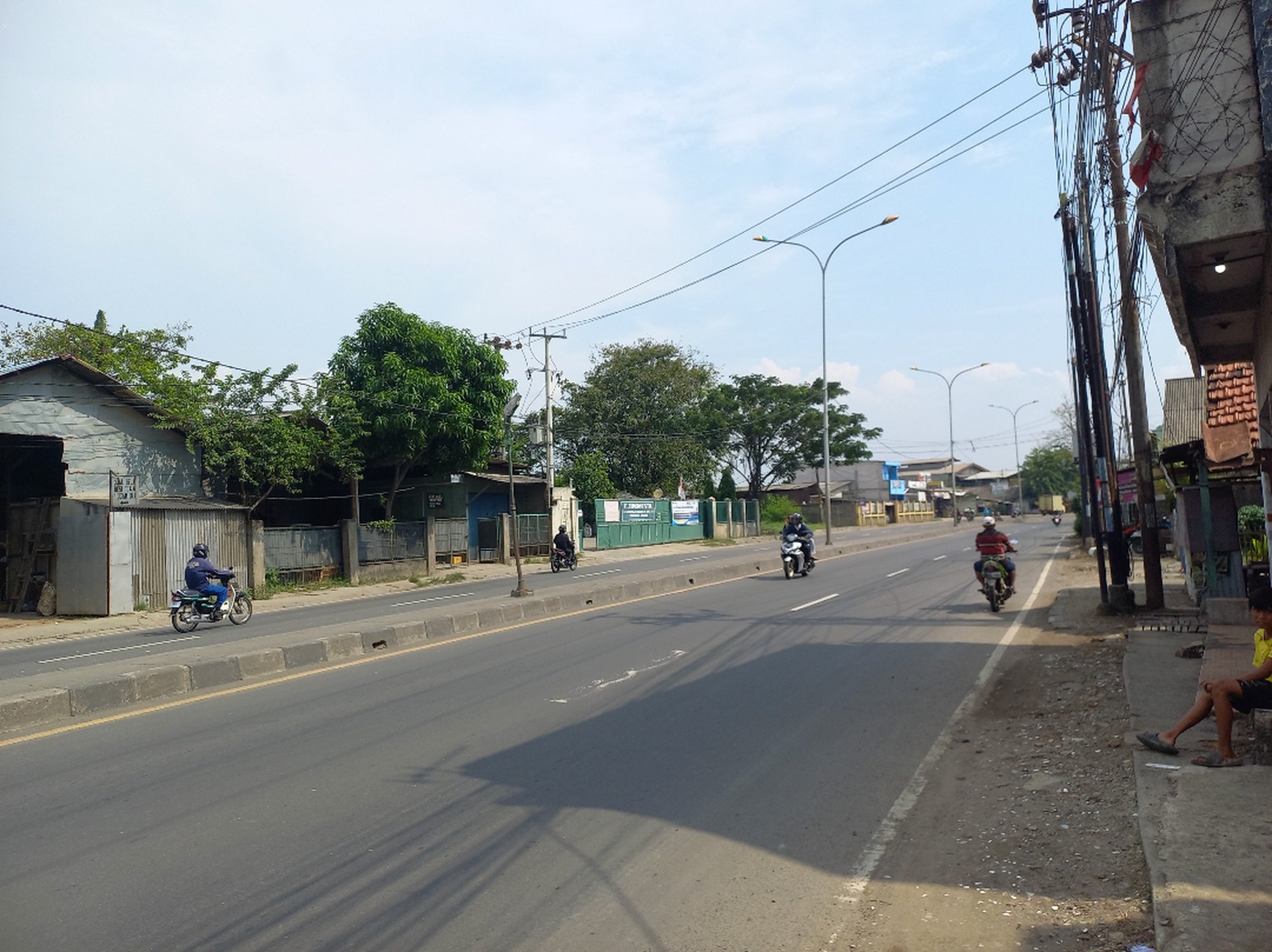 Ruko Pinggir Jalan Raya Lemah Abang - Lokasi Usaha Strategis Harga Terjangkau