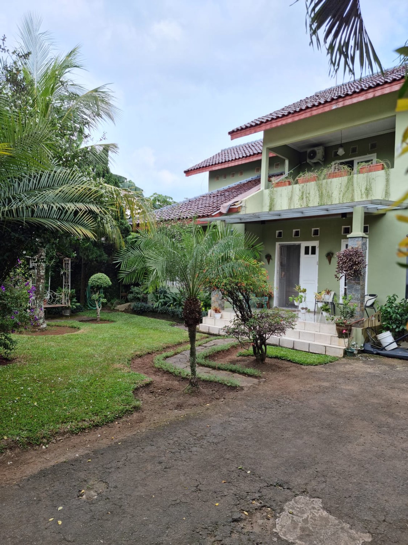 Rumah Villa Tropis Cinangka Depok