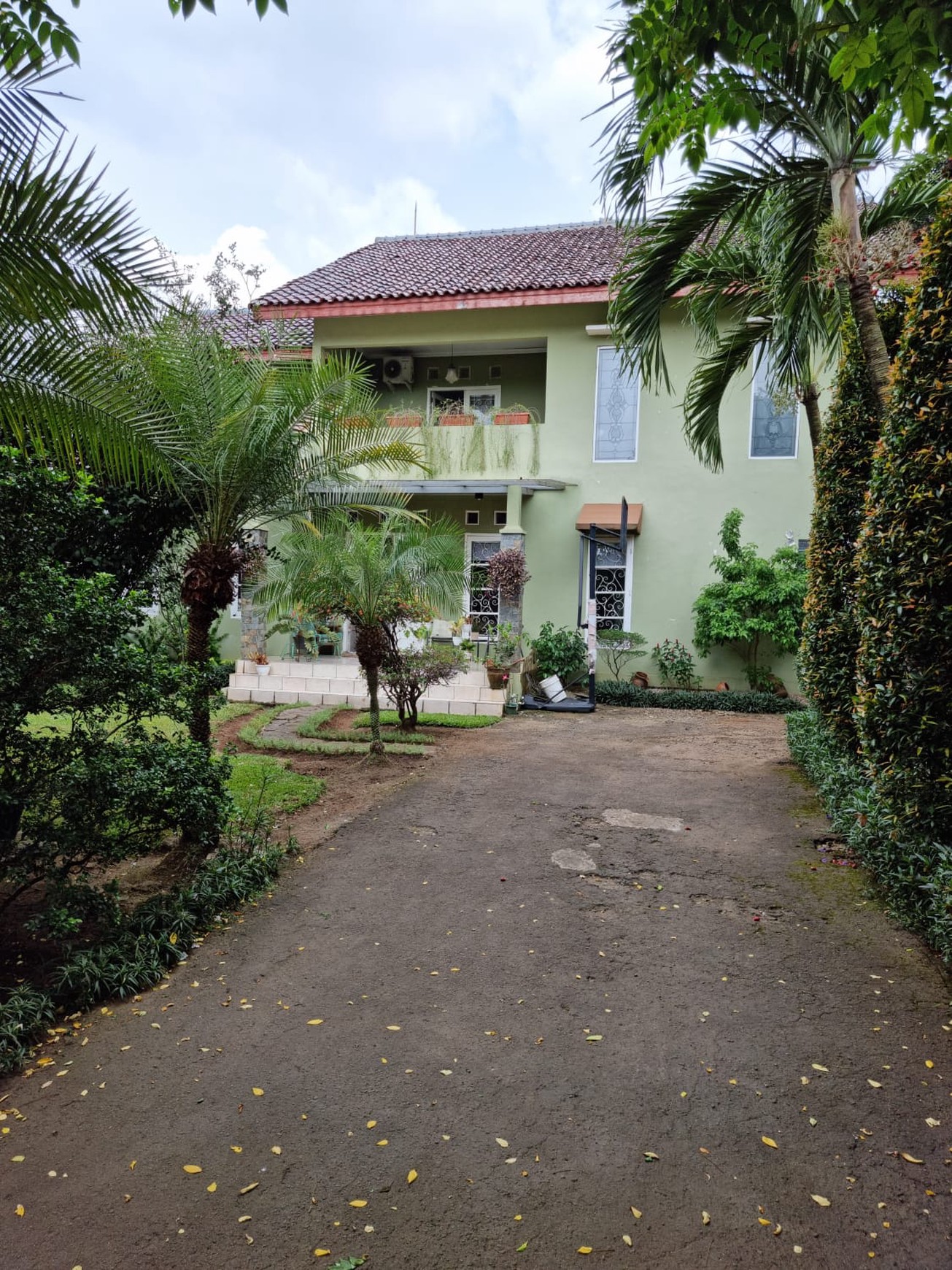 Rumah Villa Tropis Cinangka Depok