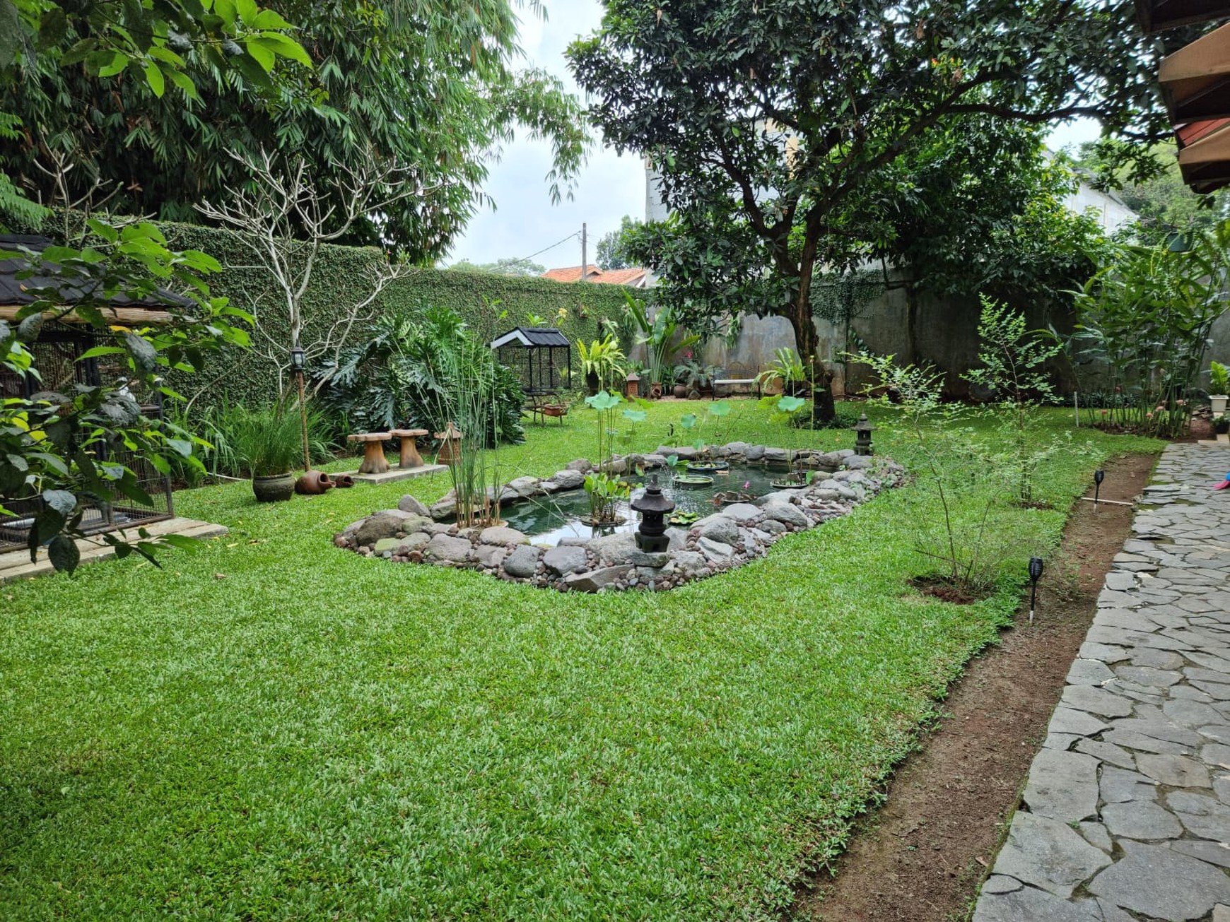 Rumah Villa Tropis Cinangka Depok