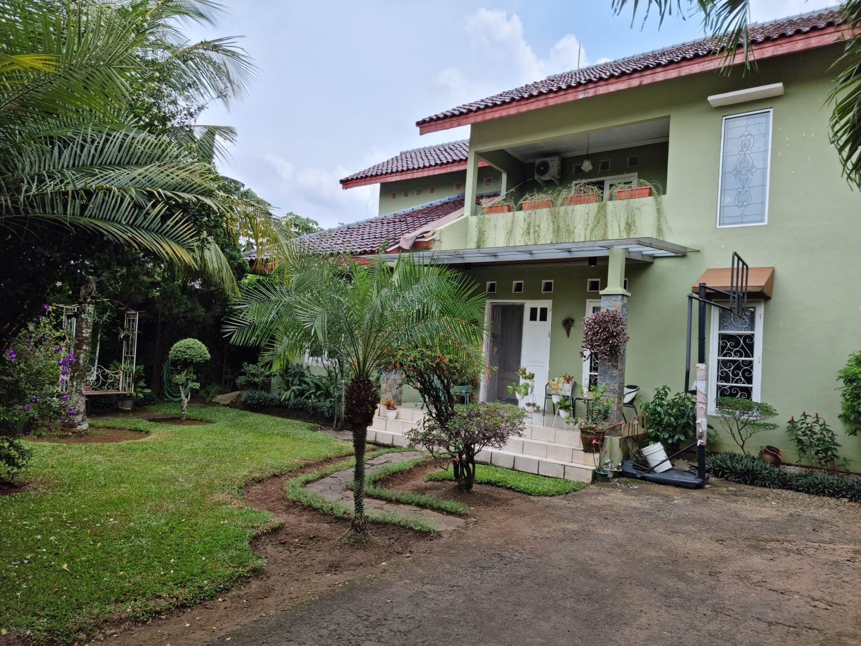Rumah Villa Tropis Cinangka Depok