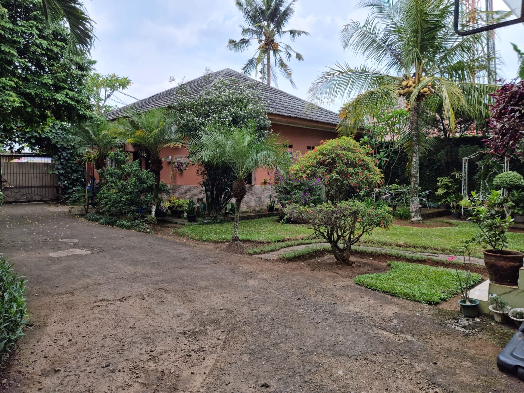 Rumah Villa Tropis Cinangka Depok