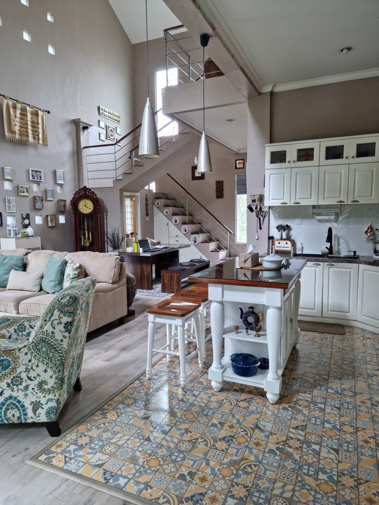 Rumah Villa Tropis Cinangka Depok