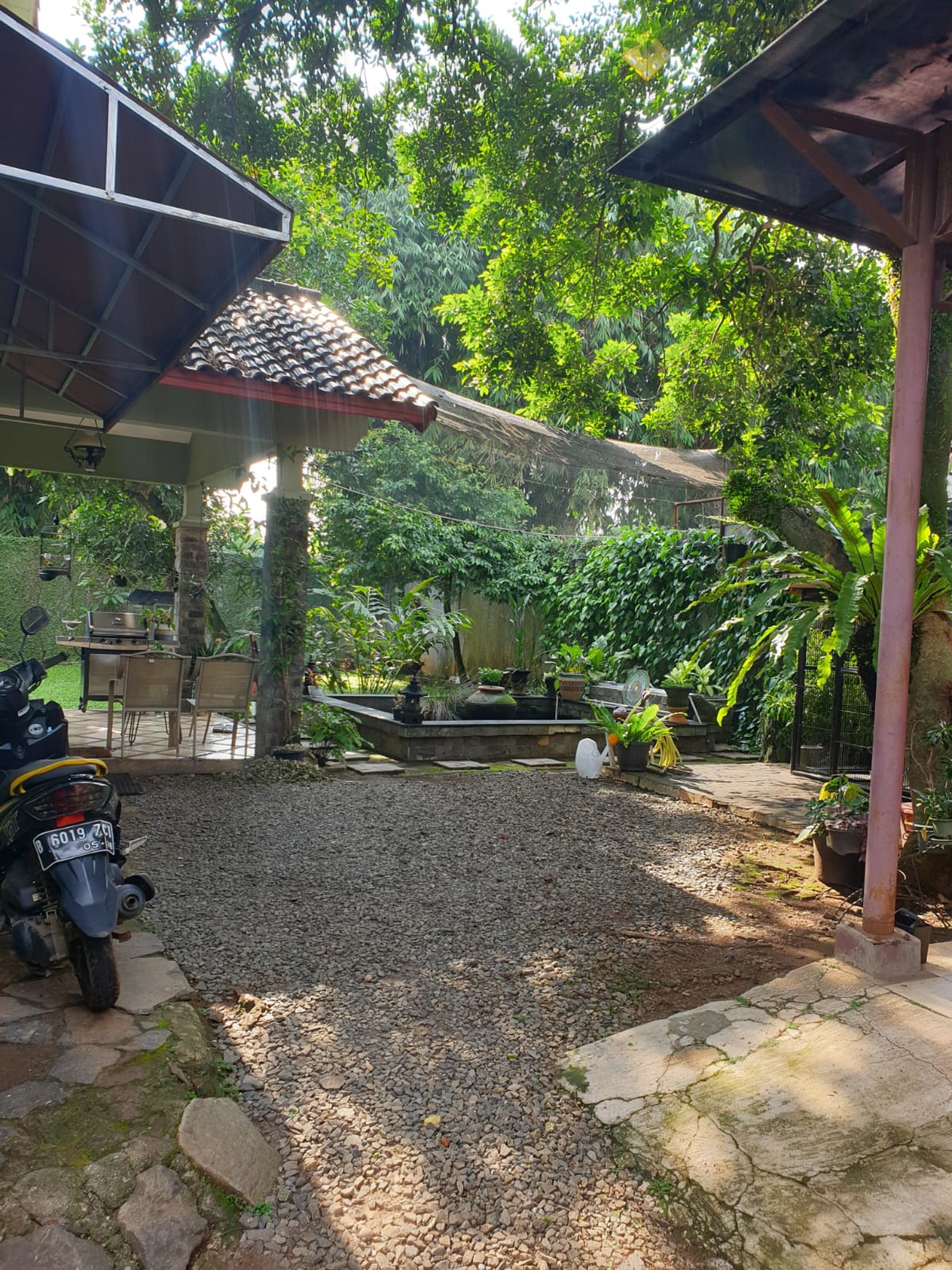 Rumah Villa Tropis Cinangka Depok