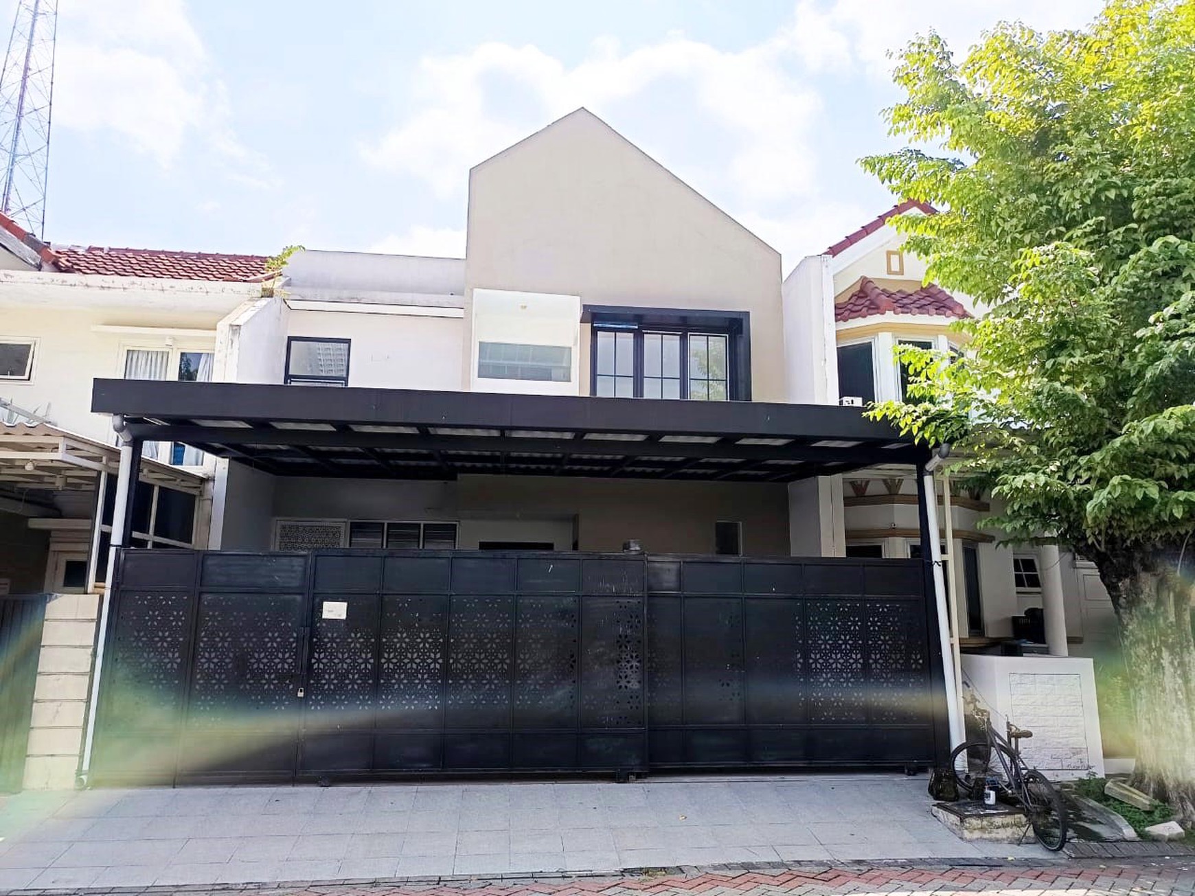 Rumah di Vila Valensia Pakuwon Indah Surabaya Barat, Minimalis, Siap Huni, Dekat Pakuwon Super Mall