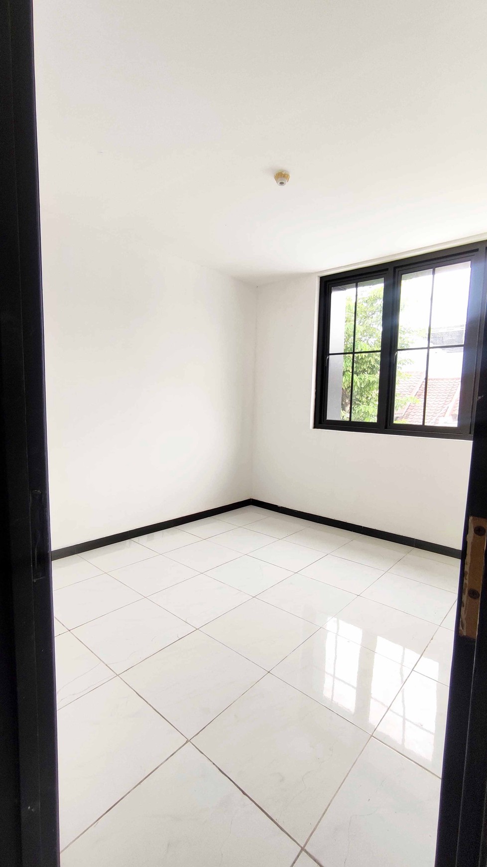 Rumah di Vila Valensia Pakuwon Indah Surabaya Barat, Minimalis, Siap Huni, Dekat Pakuwon Super Mall