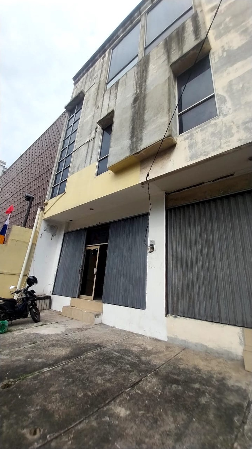 Disewakan Segera 4 Ruko Dengan Harga Kompetitif di Lokasi Strategis, Pinggir Jalan Raya, di Cikini, Menteng - Jakarta Pusat
