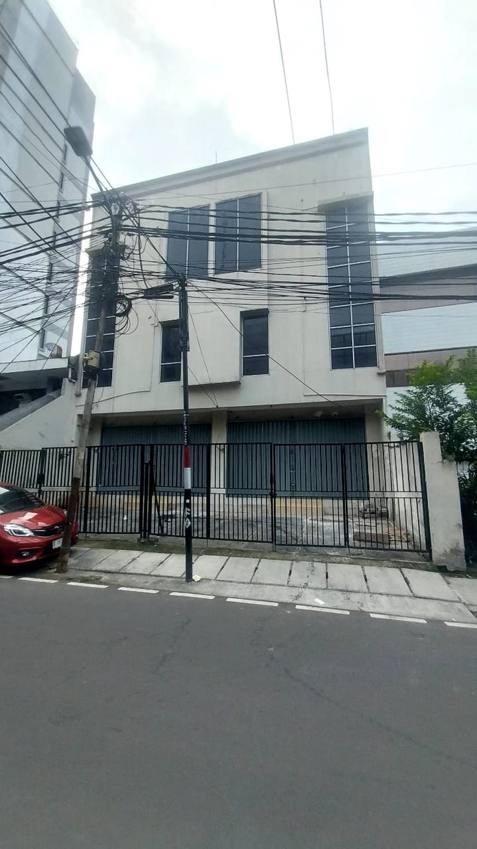 Disewakan Segera 4 Ruko Dengan Harga Kompetitif di Lokasi Strategis, Pinggir Jalan Raya, di Cikini, Menteng - Jakarta Pusat
