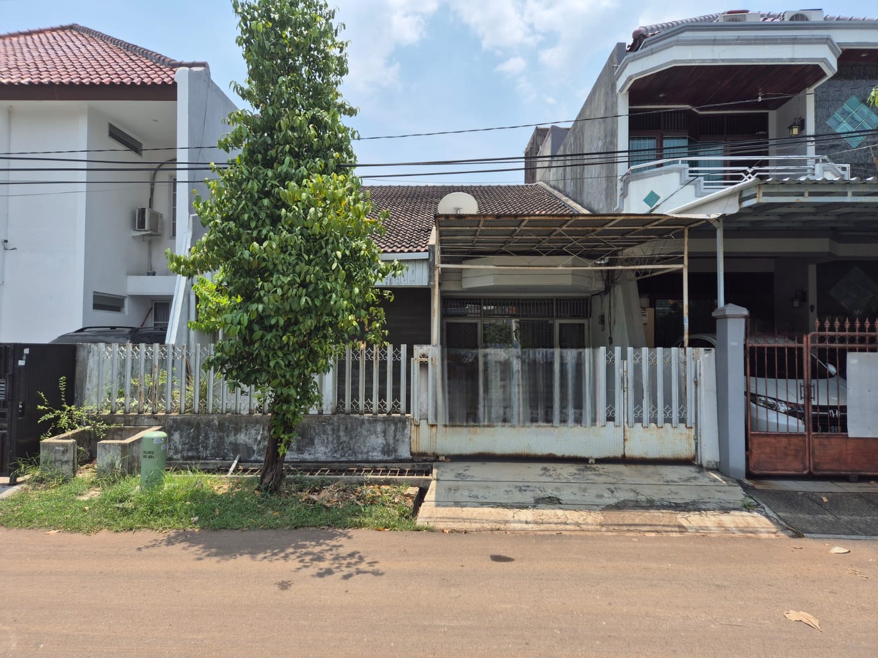 Dijual rumah terawat dalam komplek di Joglo