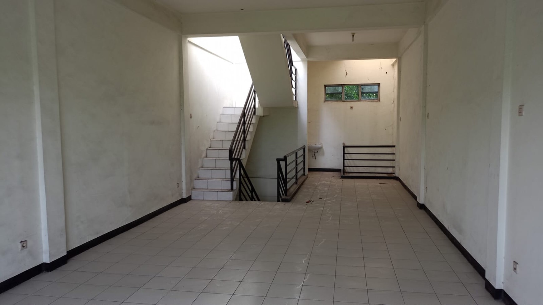 Disewakan ruko strategis cocok untuk usaha atau kantor Surabaya Pusat dekat PGS