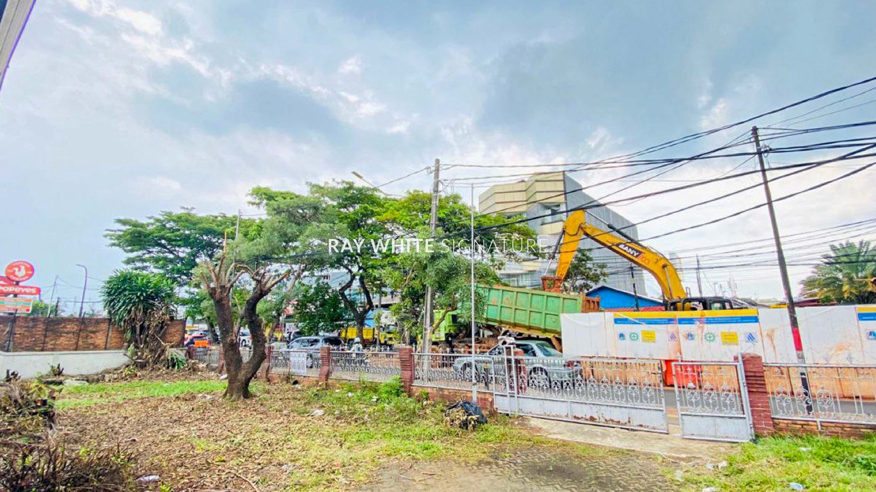 Dijual Rumah Tua Cocok Untuk Bisnis di Jl Jatiwaringin Raya