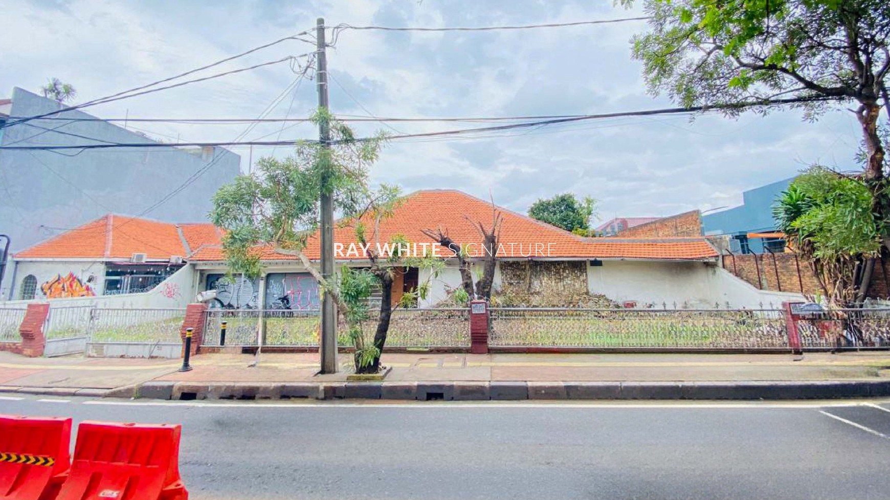 Dijual Rumah Tua Cocok Untuk Bisnis di Jl Jatiwaringin Raya