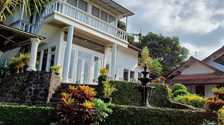 Rumah Villa Asri & Siap Huni di Prigen - Taman Luas, View Cantik, Hadap Akarsana Caf&#xe9;