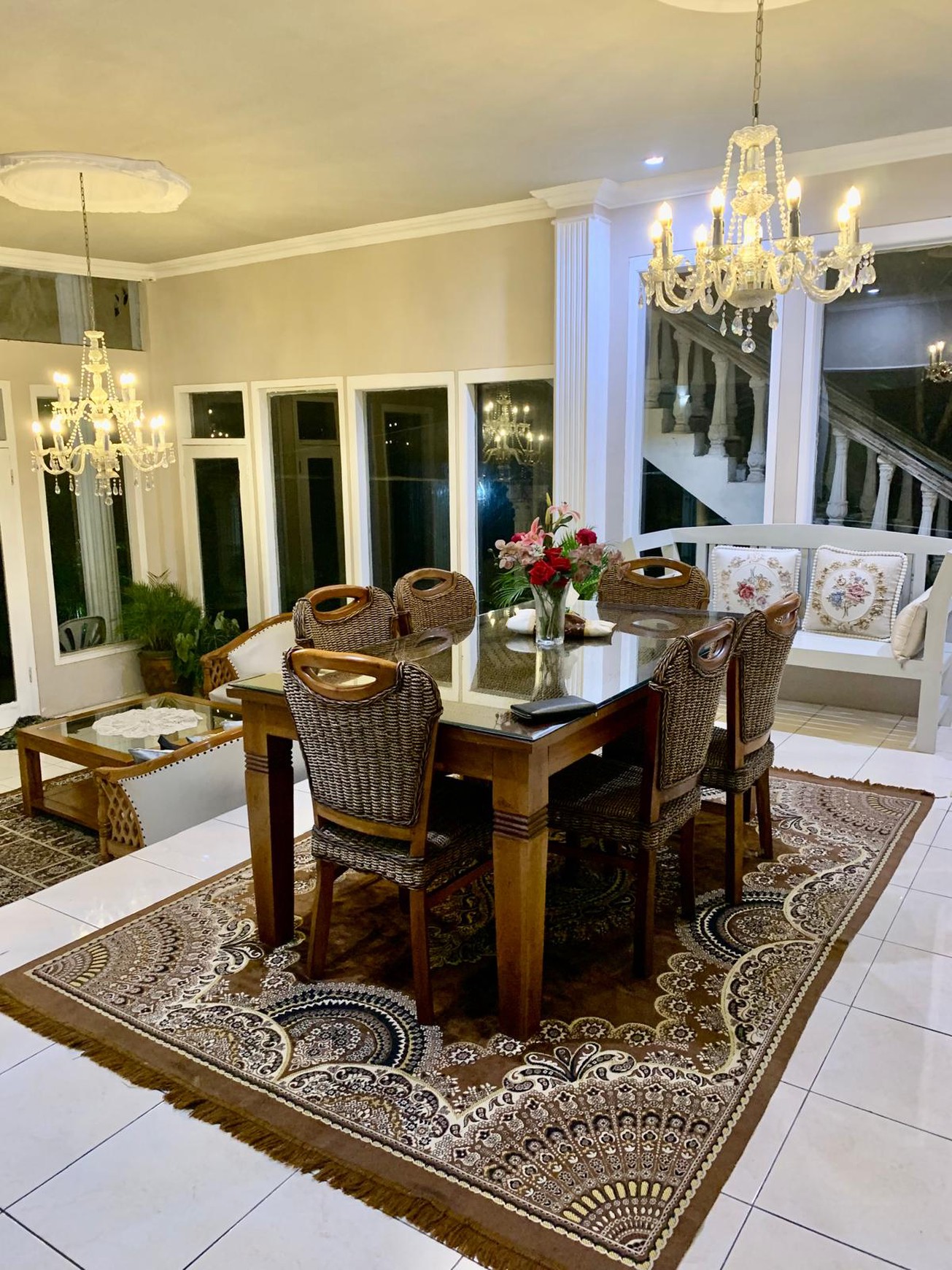 Rumah Villa Asri & Siap Huni di Prigen - Taman Luas, View Cantik, Hadap Akarsana cafe