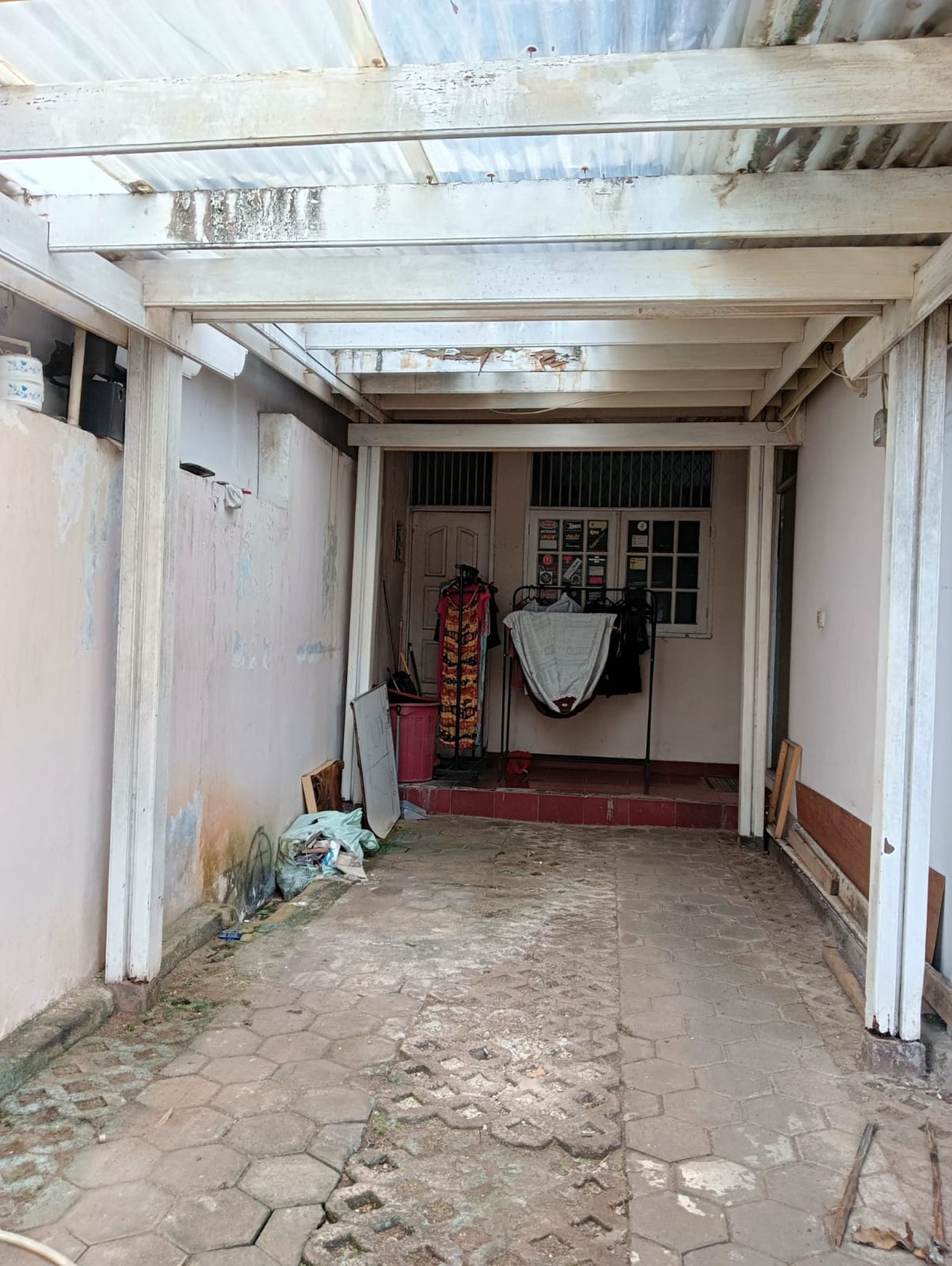 Rumah 2,5 lantai,pinggir jalan ada jajan,dekat kampus stan di Bintaro Jaya 5