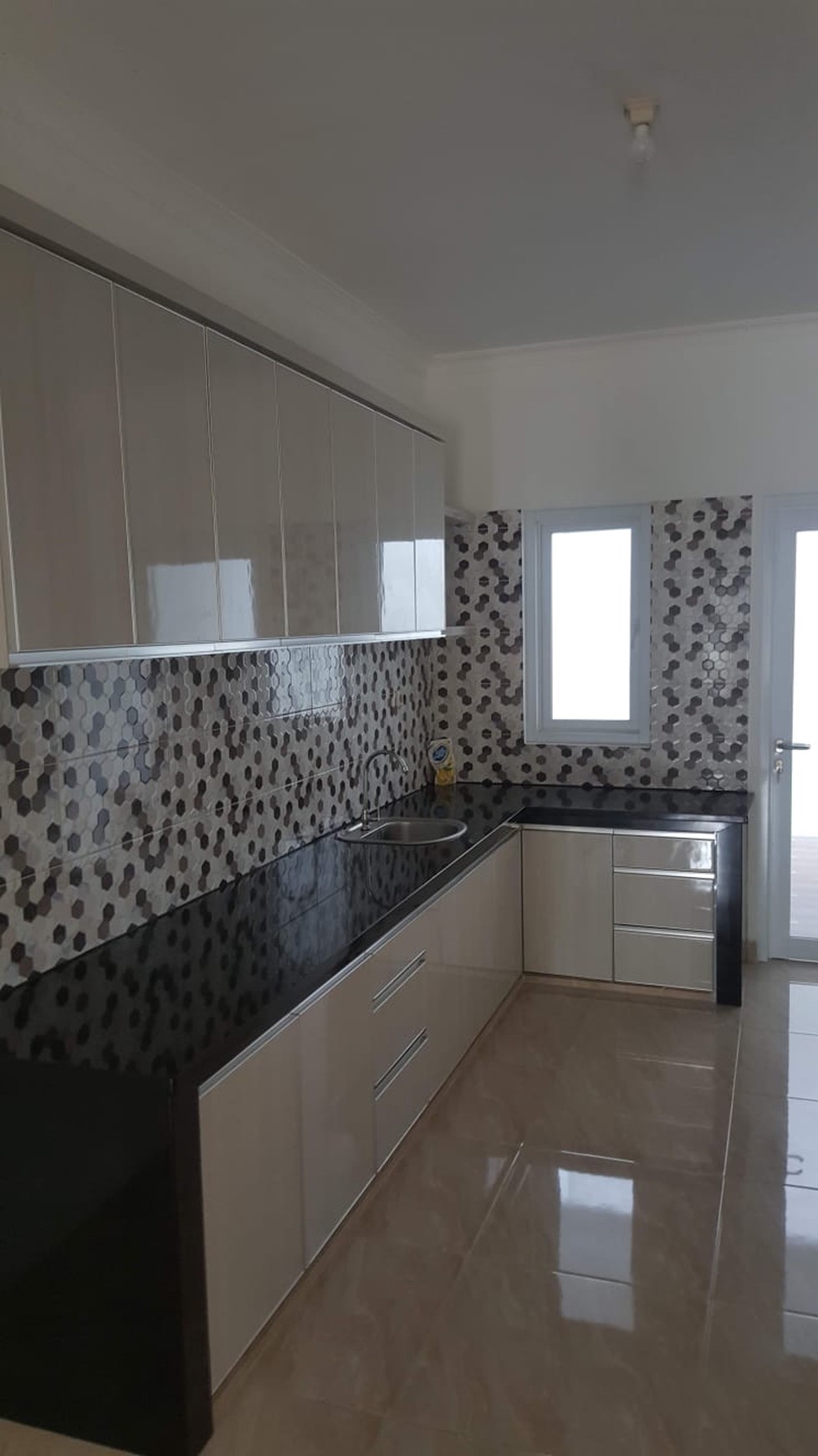 RUMAH MINIMALIS DI VILLA MELATI MAS