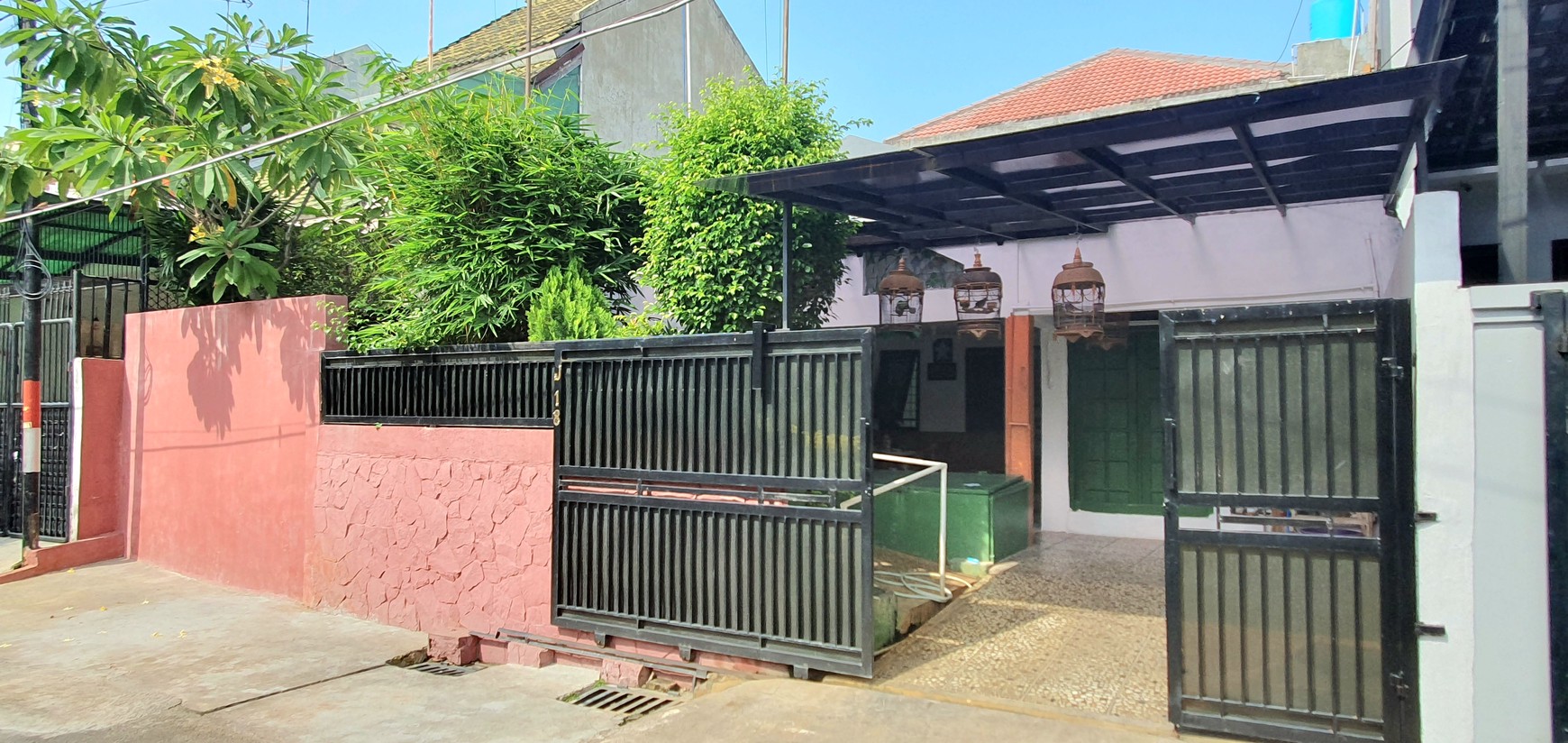 Rumah rapih terawat di Jl Ros Merah, Cipinang Muara, Luas 10x16 m2