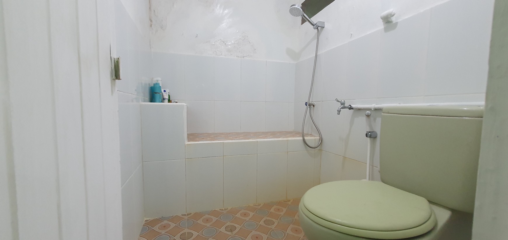 Rumah rapih terawat di Jl Ros Merah, Cipinang Muara, Luas 10x16 m2
