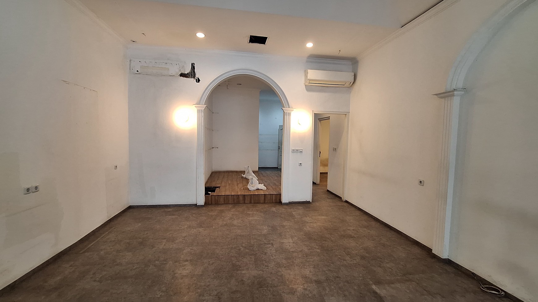 Gedung 3,5 Lantai Disewakan di Gandaria 1