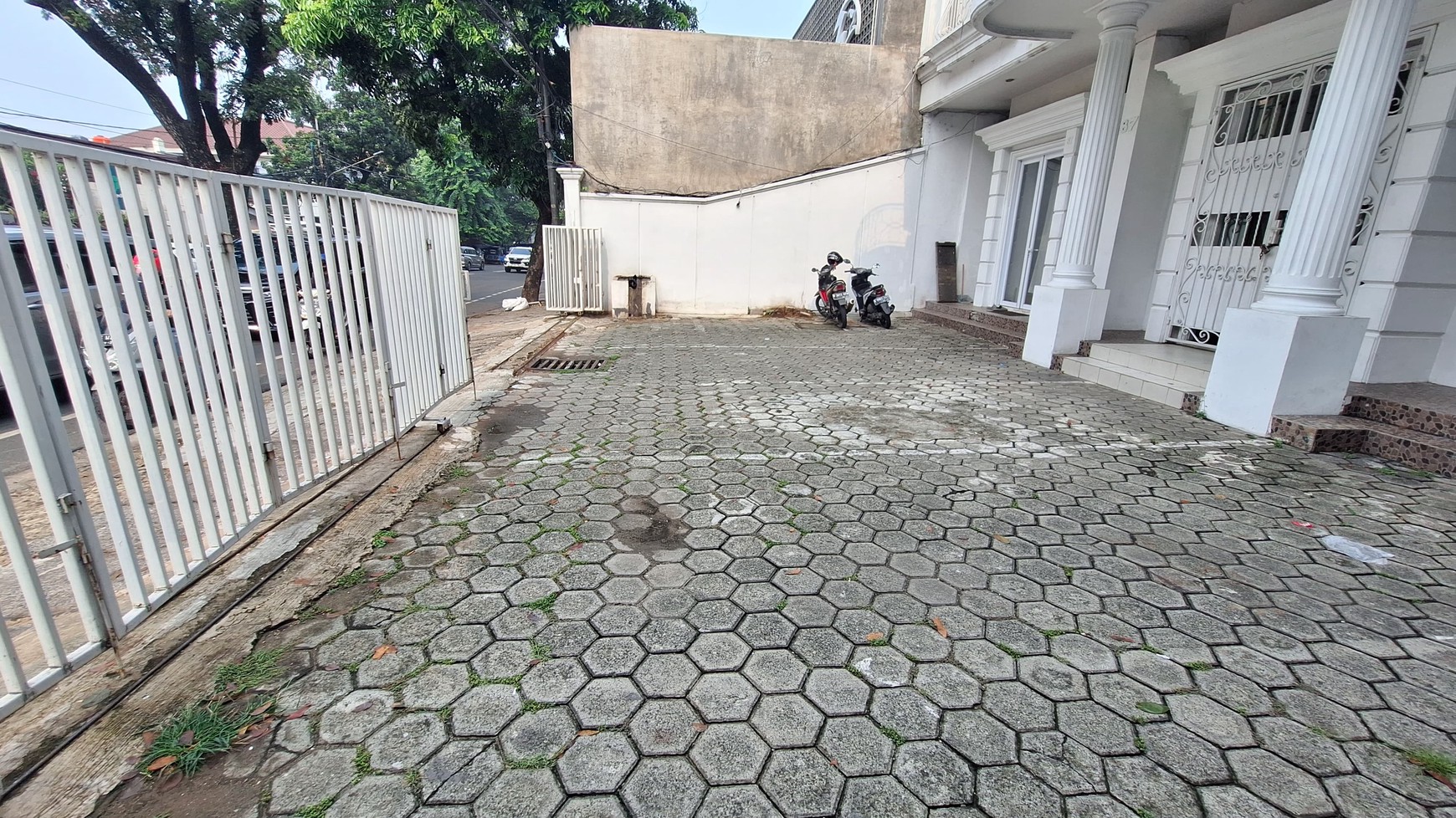 Gedung 3,5 Lantai Disewakan di Gandaria 1