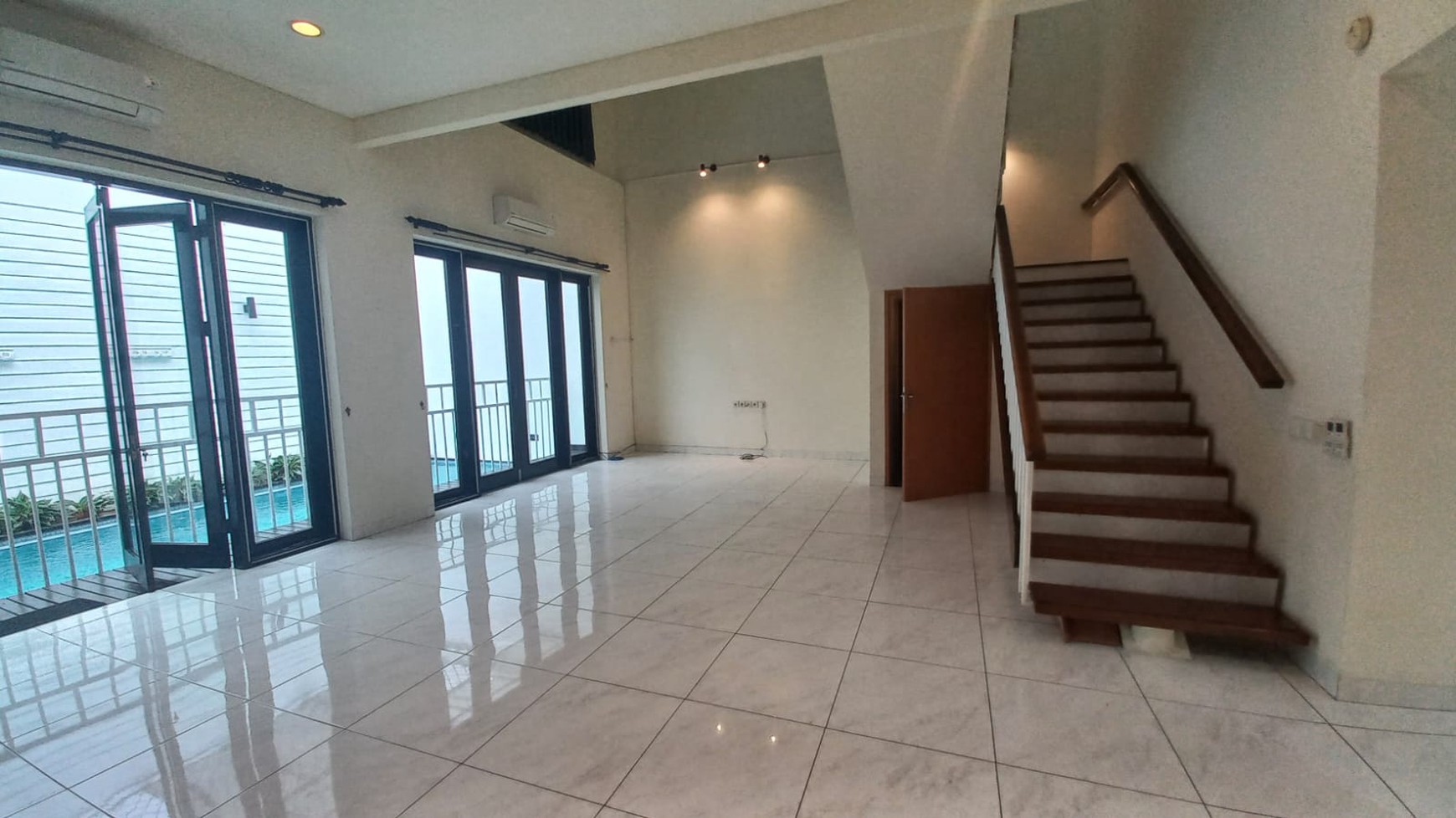 Rumah 2 Lantai disewakan Siap Huni di Senopati Kebayoran Baru