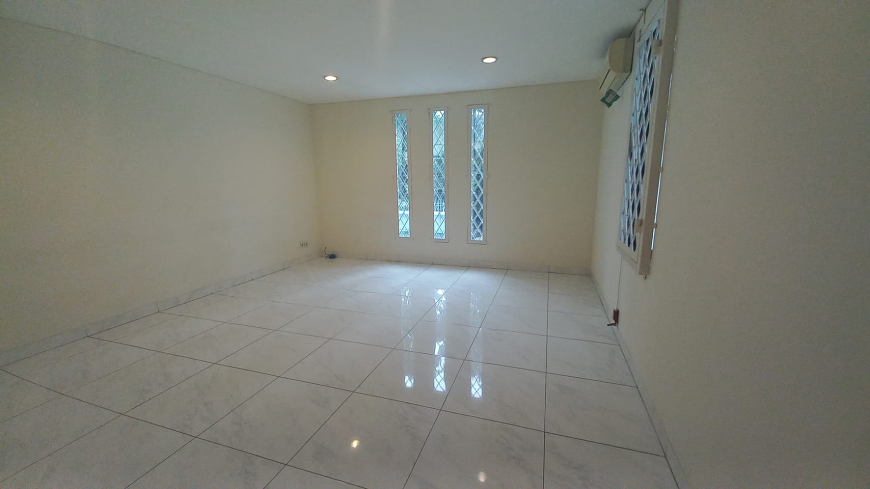 Rumah 2 Lantai disewakan Siap Huni di Senopati Kebayoran Baru